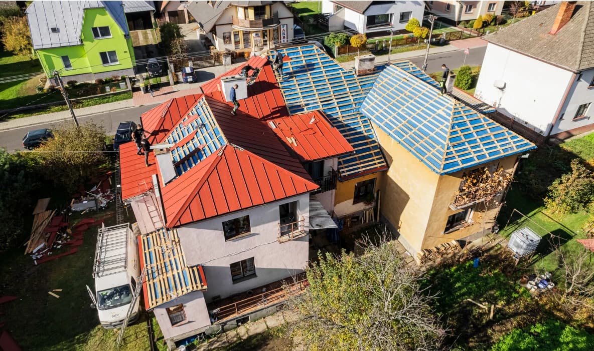 Moderný rodinný dom v Zuberci, Iron Click antracit na streche aj fasáde. Panel (Click) v meste Zuberec, realizácia Zakryto Orava.