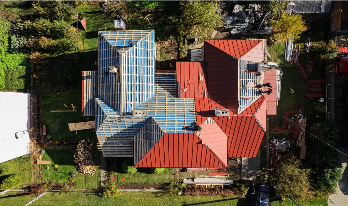 Moderný rodinný dom v Zuberci, Iron Click antracit na streche aj fasáde, detail 1. Panel (Click) v meste Zuberec, Zakryto.