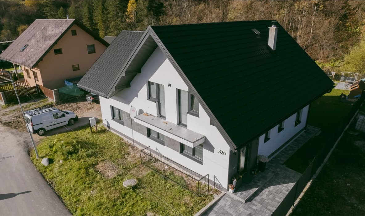 Rodinný dom v Oravskom Bielom Potoku, škridloplech + trapéz T8 antracit. Kombinácia krytín v meste Oravský Biely Potok, realizácia Zakryto Orava.