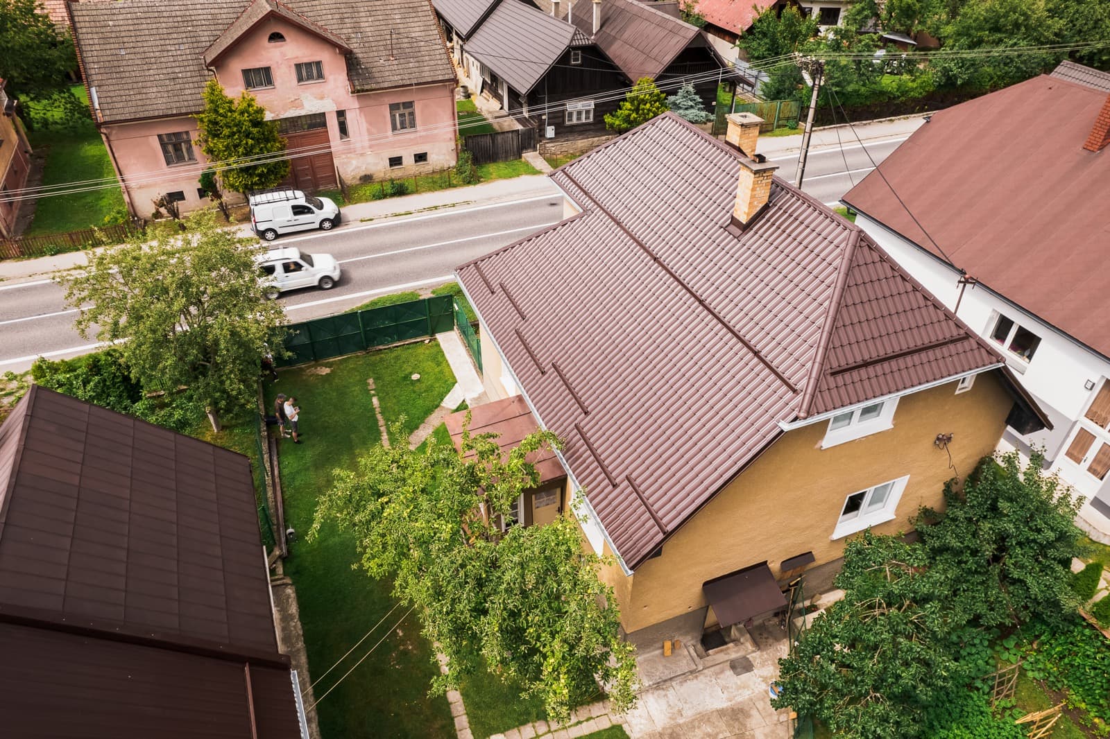 Družstevný bytový dom s novou plechovou strechou, drone záber