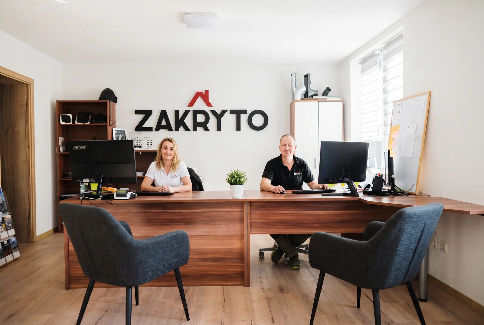 Henrieta a Róbert Žuffovci, majitelia Zakryto, v predajni v Nižnej